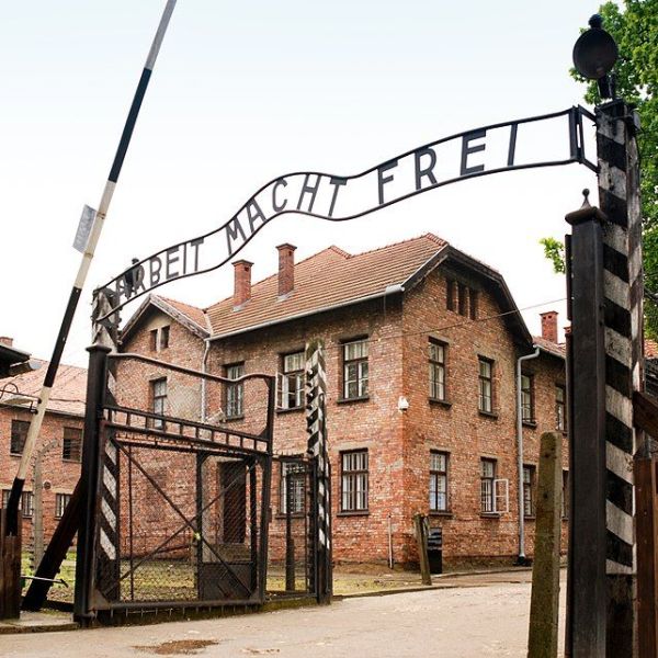 auschwitz-2.jpg