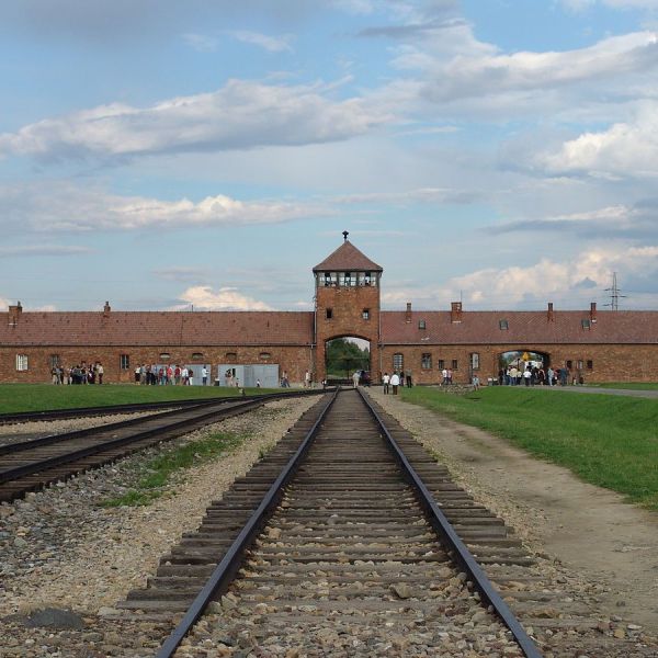 auschwitz.jpg